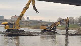 Carola Brücke Dresden Bagger in der Flussmitte intensive Arbeiten von zwei Baggern inmitten der Elbe [upl. by Ancalin]