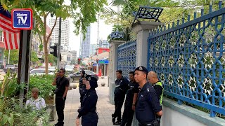 Pintu utama Masjid Jamek Kampung Bharu dikunci kawal kehadiran orang ramai [upl. by Luapnhoj]