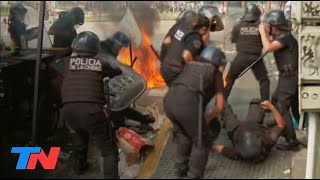 CAOS EN EL CONGRESO  El momento en que un manifestante le lanza una bomba molotov a un policía [upl. by Eb]