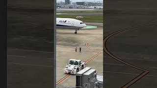 丁寧なお辞儀でB777を見送るグラハンスタッフさん グランドハンドリング b777 福岡空港 [upl. by Jannel]