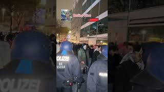 Journalist muss vielleicht seine Medizin nehmen 😅 deutschland berlin polizei [upl. by Llednar80]