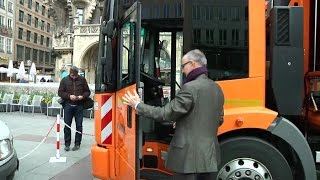 Müllabfuhr stellt neues Fahrzeug auf Marienplatz in München vor [upl. by Mariann321]