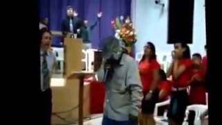 Mendigo bêbado canta na Igreja e o fogo cai legendado [upl. by Garwin]