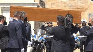 Funerali Raffaella Carrà il feretro arriva alla Basilica dellAra Coeli di Roma [upl. by Notsyrb]