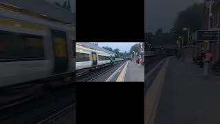 377702 flies past Wandsworth common working 2M59 East Croydon  Watford Junction foryou train [upl. by Witkin]