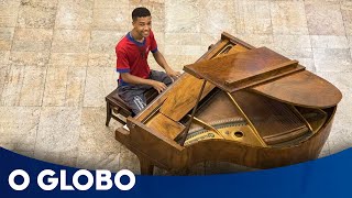 Entregador de farmácia assume piano em centro cultural do Rio de Janeiro [upl. by Monique718]