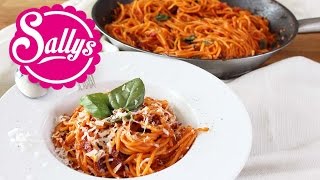 One Pot Spaghetti mit Tomatensoße  PastaGericht in 15 Min aus einer Pfanne  Sallys Welt [upl. by Octavia465]