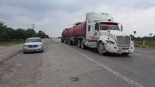 Agricultores despejan la carretera MatamorosVictoria en San Fernando Tamaulipas 3May24 [upl. by Lucey]