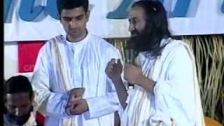 Gurudev Sri Sri Ravi Shankar Sings The Beautiful Bhajan Sundaranana [upl. by Ahsia]