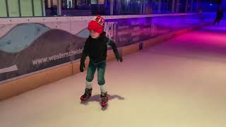 Eerste keer schaatsen voor Teun 😃 [upl. by Emogene450]