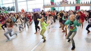 Новогодний флэшмоб в Аэропорту Домодедово  New Year flash mob at Domodedovo Airport [upl. by Jule950]