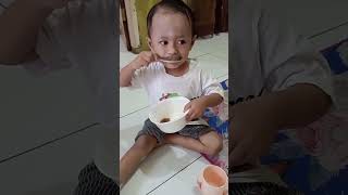 Abang Fardan Makan Baso Celup Baslub Fardanbermain [upl. by Ingaberg]