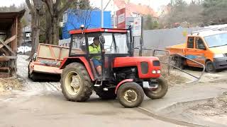 Stary traktor sprzątający ulice przy placu budowy osiedla [upl. by Arleta]