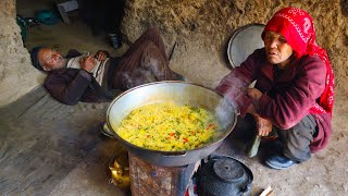 Old lovers Living in a Dangerous and Risky Cave  love in Old Age  Village life in Afghanistan [upl. by Deloria]