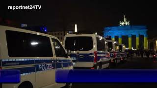 Brandenburger Tor in Berlin am Jahrestag in BlauGelb Solidarität mit der Ukraine Teil1 [upl. by Nylimaj897]