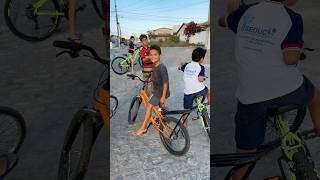 O menorzin achou o guidom de moto para colocar na sua bike montadinha 🚲 grau bike irmãosmedeiros [upl. by Isoj]