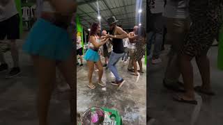 Baile de bachata dominicana en el colmado en la República Dominicana [upl. by Naivaj]