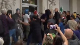 Cgil l’assalto alle sede a Roma da parte dei manifestanti no green pass [upl. by Anica299]