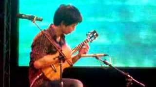 Jake Shimabukuro ShowUkulele Player While my guitar gently weeps [upl. by Audrye269]