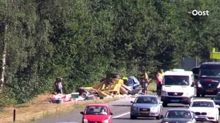 Auto met aanhangwagen rijdt op A35 bij Enschede van de weg [upl. by Streeto]