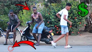 Geld Droppen In De HOOD PRANK  GETS HEATED [upl. by Elicul951]