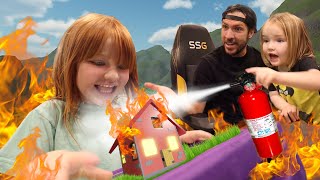 HOUSE FiRE ESCAPE 🔥 Roblox Family party for Niko’s birthday Fashion Show with new Adley merch [upl. by Frazer]