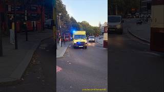 Krankenwagen mit Blaulichteinsatz in London [upl. by Harday]