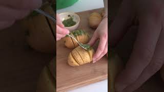 HASSELBACK POTATOES 🥔 Serveer je patatjes eens op een originele manier [upl. by Shaer]