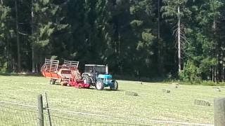 Heuballen aufladen mit dem BVL Ballenwerfer  Hay Bale Handling [upl. by Aneeuqahs]