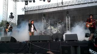 Boomarang opening for KoRn in India [upl. by Enelehcim]