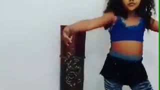 Esta niña cómo baila la canción báilame de Nacho [upl. by Darcee]