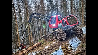 🌲931XC goes STEEP • Komatsu 931XC • Harvester in Action • Loggingmachines • Winter • Slope🌲 [upl. by Maeve]