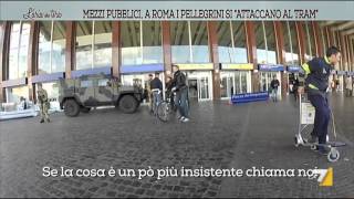 Mezzi pubblici a Roma i pellegrini si attaccano al tram [upl. by Eicnahc451]