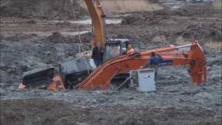 Graafmachines zakken weg in bouwput Sint Philipsland [upl. by Norling282]