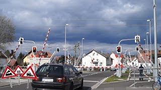 16 Schranken  18 Lichzeichen Bahnübergang Mainaschaff Bahnhof  LEDLichtzeichen [upl. by Kera189]