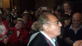 Renzo Arbore con il clarinetto swinga Bologna la strada del jazz [upl. by Eseerehs]