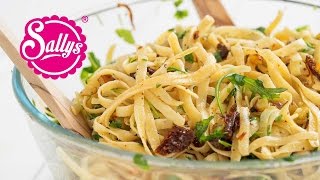 Pasta auf Toms Art – mediterrane BratkartoffelNudelpfanne  Sallys Welt [upl. by Eifos951]