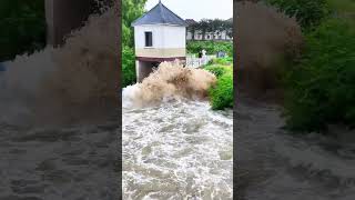 The tide in the creek was so strong that even the fishermen were panicking The tidal surge in t [upl. by Aitat]