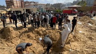 Gaza des habitants exhument des corps à lhôpital de Khan Younès  AFP [upl. by Jerol]