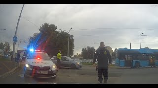 Cyklista hodil salto přes řídítka drzý policista a vystoupil na fanouška  Mix 304 [upl. by Oisacin]