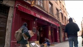 Schlägerei unter Fußballfans in Lyon [upl. by Marchall]