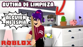 MI RUTINA DE LIMPIEZA  ALGUIEN ME ESPIA EN BLOXBURG  Kori Roblox [upl. by Nner]