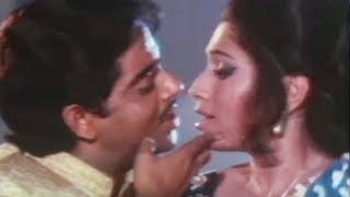 Shatrughan Sinha spends time with Bindu  Gaai Aur Gori  Bollywood Scene 1420 [upl. by Tannenwald]