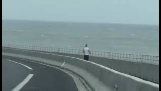 Et alors que la route du littoral va être fermée dautres font leur jogging Regardez [upl. by Eillas]