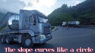 Unstable curve  Trucks avoid each other on a curved slope like a circle [upl. by Nosyarg17]