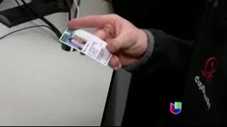 Los indocumentados en Illinois podrán obtener sus licencias en 2014  Noticiero Univisión [upl. by Adnamra95]