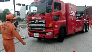 横浜 防災フェア 2011の会場・SRの機動けん引車の方向転換の様子 [upl. by Osman252]