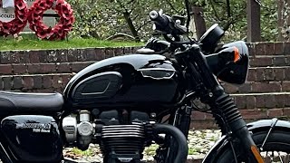 Triumph Bonneville T120 v Triumph Street Twin  Which is Best [upl. by Nevag700]