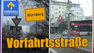 Vorfahrtsstraße richtig Erklärt  Fahrschule Stumpf [upl. by Darcey869]