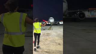 Esta chica trabaja en la pista del aeropuerto para dirigir a los aviones 👏 [upl. by Armington]